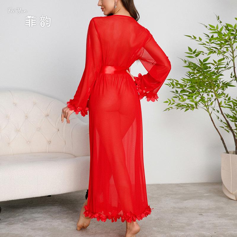 روب نسائي شفاف من الشباك مع زهور - لانجري عرايس صيفي أنيق بحزام أسود